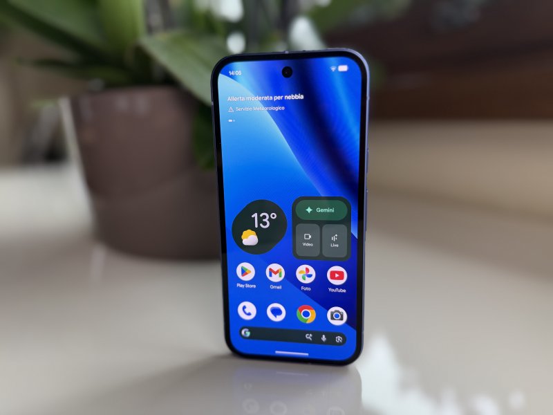 Il Pixel 10a in tutta la sua familiare bellezza