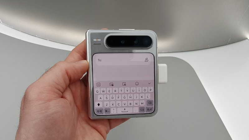 Lo schermo esterno è facilmente usabile