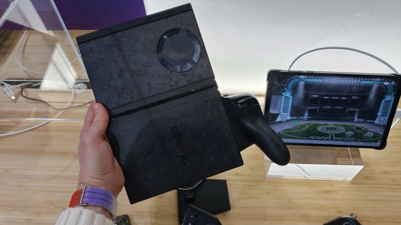 Pronti via abbiamo involontariamente staccato un 'joy-con' per fare la prima foto a Lenovo Legion GO Fold Concept