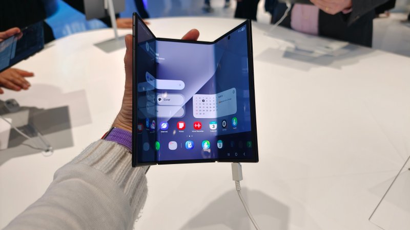 Non c'è modo di far rimanere lo schermo del Samsung Galaxy Z Trifold in posizioni intermedie