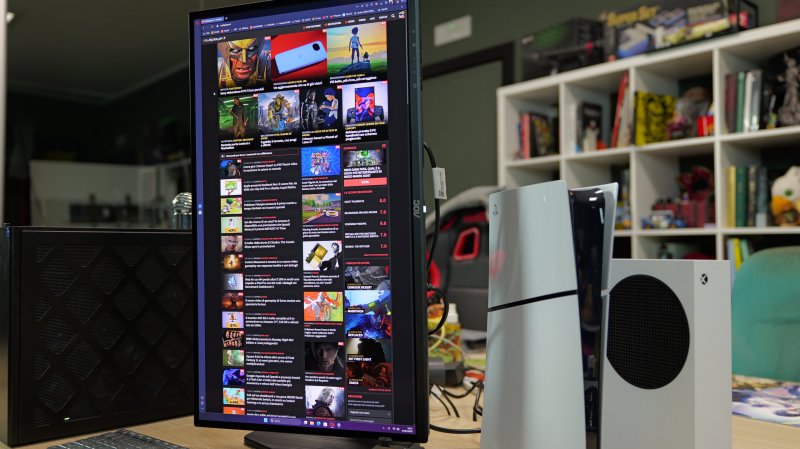 Lo stand dell'AOC Agon Q27G4ZDR permette l'uso in verticale