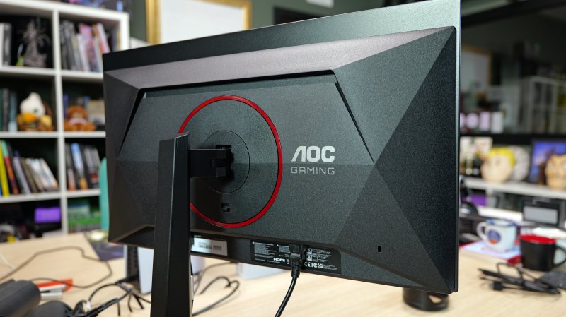 L'estetica dell'AOC Agon Q27G4ZDR è caratterizzata dai cerchi rossi sul retro