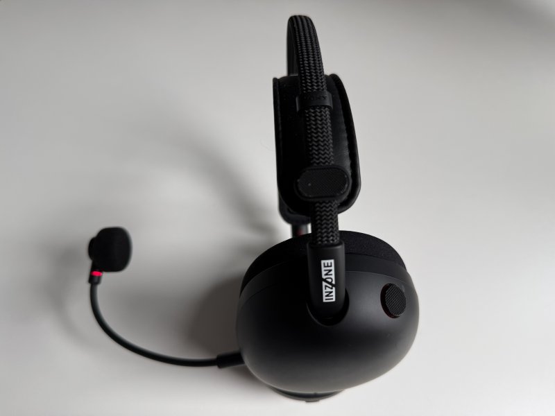 Il microfono delle Sony INZONE H9 II è rimovibile e dispone di un led di notifica di accensione nella parte finale dell'asta