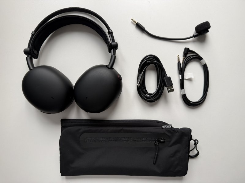 Nella confezione delle Sony INZONE H9 II troverete un cavo per la ricarica, un cavo jack, il microfono e una pratica sacca in tessuto sintetico per il trasporto delle cuffie