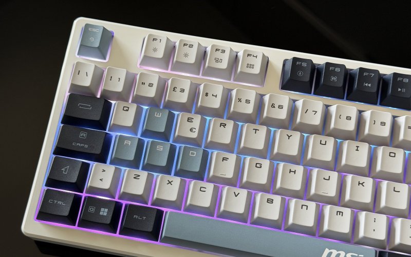 La parte sinistra della MSI Forge GK600 TKL Wireless con l'illuminazione RGB attiva