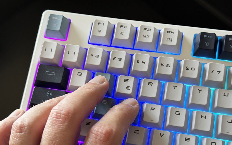 La MSI Forge GK600 TKL Wireless durante l'uso