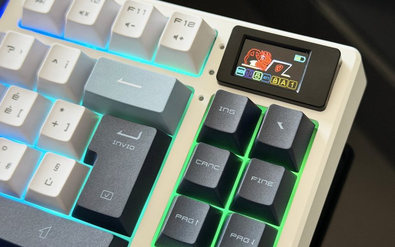 Il piccolo display LCD a colori della MSI Forge GK600 TKL Wireless