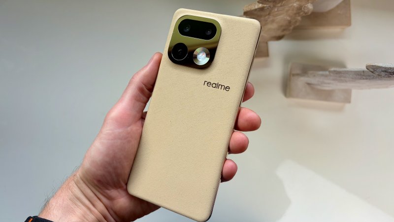 Il design di Realme 16 Pro+ è elegante e distintivo