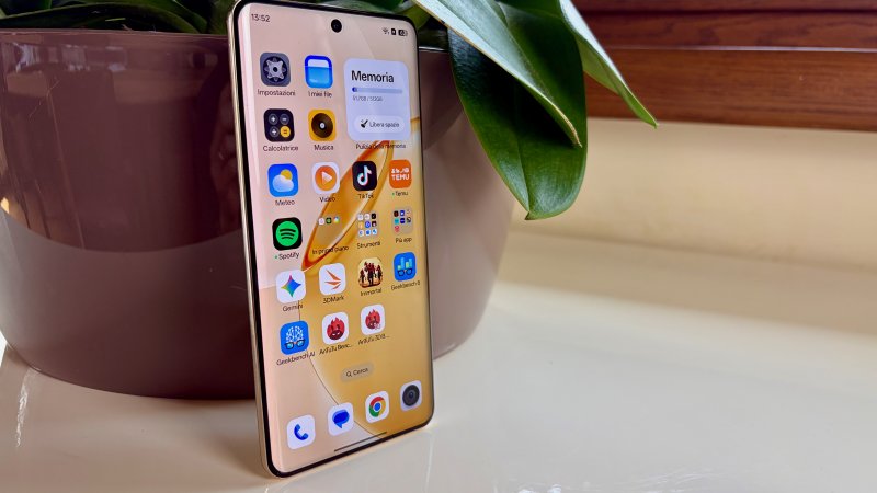 Il display di Realme 16 Pro+ si fa apprezzare anche per le cornici sottili