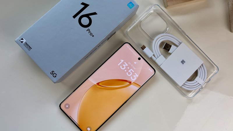 La dotazione di accessori di Realme 16 Pro+