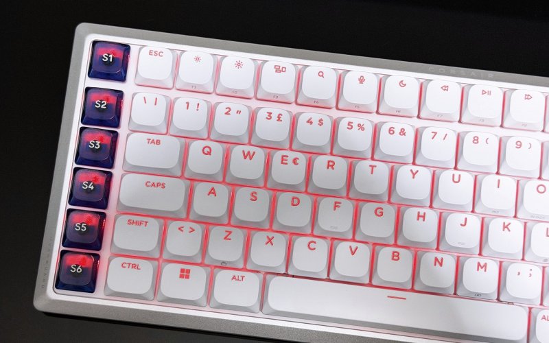 All'estremità sinistra della Corsair Vanguard Air 99 Wireless si trovano i pulsanti Stream Deck