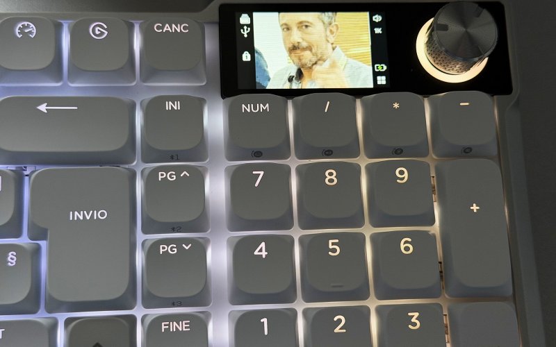 Lo schermo LCD della Corsair Vanguard Air 99 Wireless consente di caricare un po' di tutto