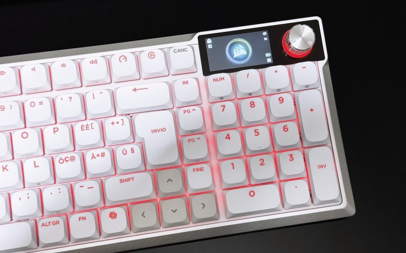 La parte destra della Corsair Vanguard Air 99 Wireless, sovrastata dallo schermo LCD a colori