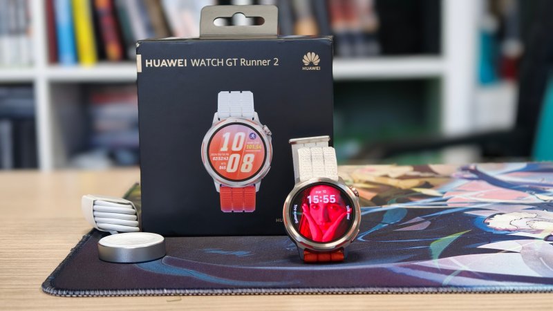 Huawei Watch GT Runner 2 con confezione di vendita e base magnetica di ricarica