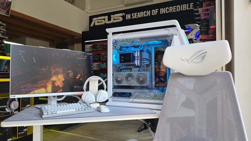 Il setup total white con il PC Hyperion