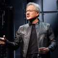 La giacca di Jensen Huang venduta all'asta per una cifra folle: vale 16 volte più delle stime