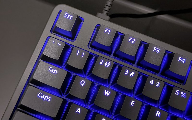 La parte sinistra della Sony INZONE KBD-H75 con le luci accese