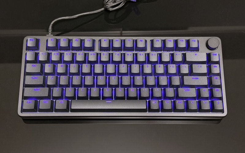 La Sony INZONE KBD-H75 nella sua interezza e con le luci accese