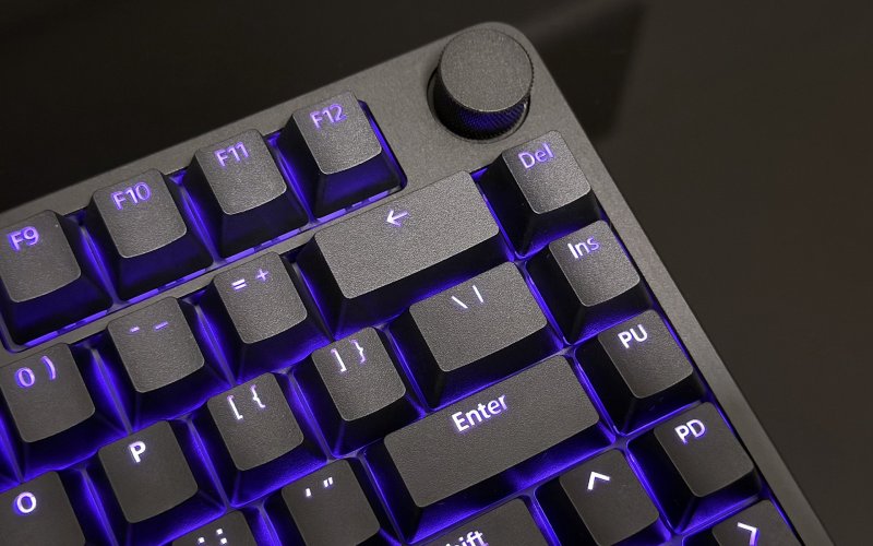 L'estremità destra della Sony INZONE KBD-H75, con la manopola per il volume