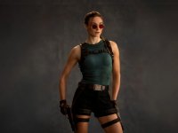Sophie Turner nei panni di Lara Croft in azione in un video dalla serie TV di Tomb Raider