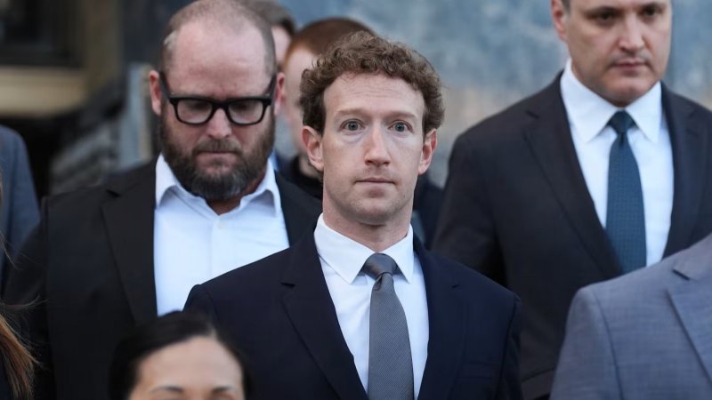 Mark Zuckerberg fotografato all'esterno del tribunale durante il procedimento legale contro Meta