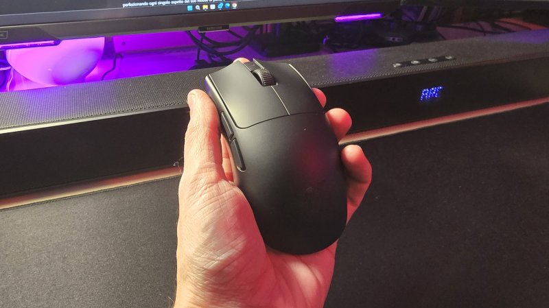 Razer Viper V4 PRO si presenta con un design simmetrico e un peso di appena 49 grammi nella versione nera