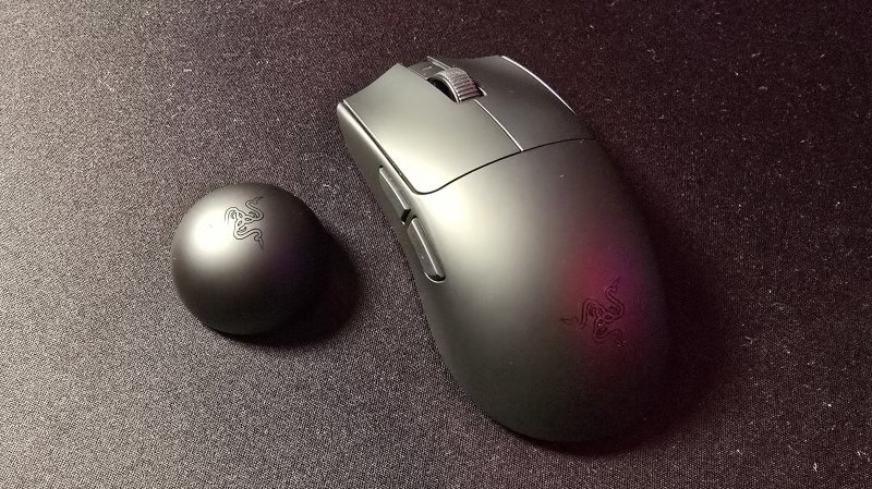 Il dongle che accompagna Viper V4 PRO è uno dei punti di forza, grazie ai LED di segnalazione