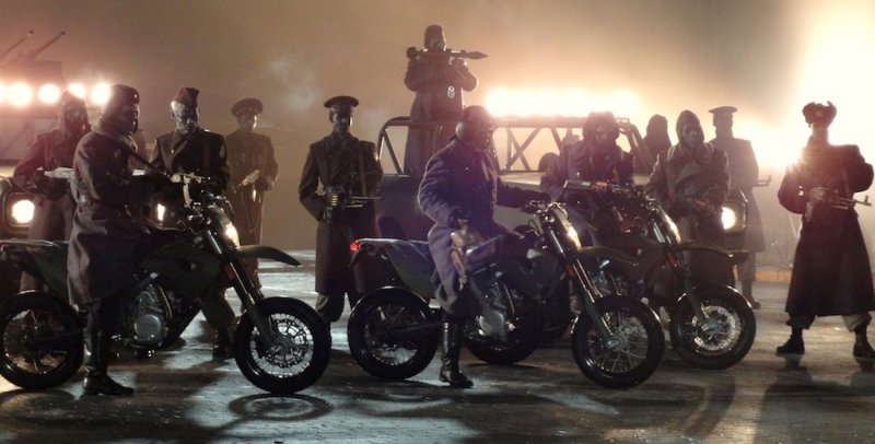 Zombie armati di paraorecchie, mitragliatori e a cavallo di una moto? Presenti!