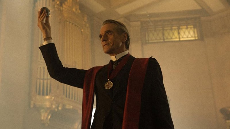 L'Alan Rikkin di Jeremy Irons con la Mela in punta di dita