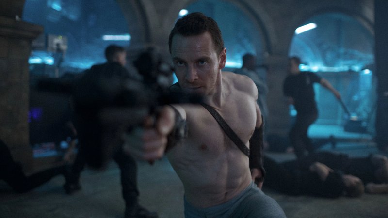 Michael Fassbender a petto nudo, tanto per non far mancare niente al pubblico