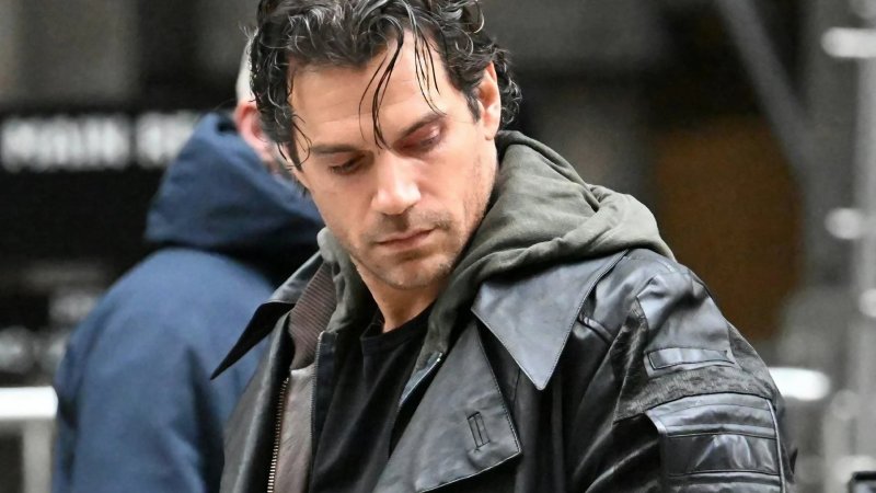 Henry Cavill in una foto durante le riprese di Highlander