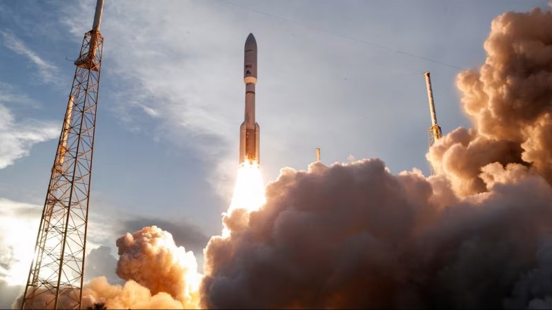 Un razzo che decolla trasportando i satelliti del progetto Kuiper di Amazon a Cape Canaveral, in Florida, nell'aprile 2025