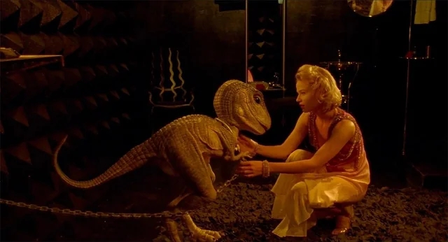 Quello a sinistra sarebbe Yoshi, a destra Samantha Mathis è Daisy