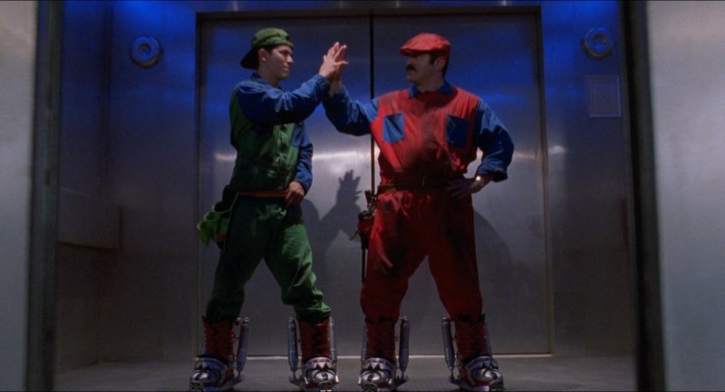 John Leguizamo e Bob Hoskins in una scena del film