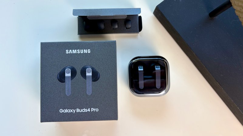 Nella confezione dei Samsung Galaxy Buds4 Pro sono compresi dei gommini extra di diverse misure