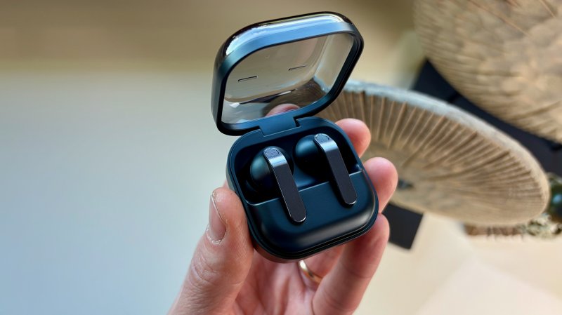 I Samsung Galaxy Buds4 Pro all'interno della loro elegante (ma delicata) custodia
