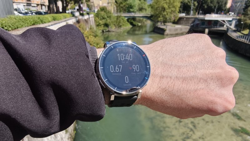 Il display dell'Amazfit Active 3 Premium è perfettamente leggibile in qualunque condizione di luminosità