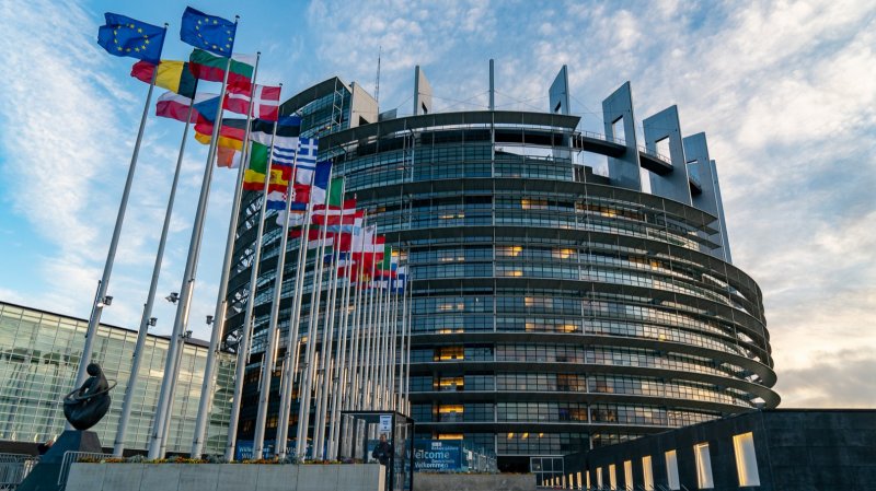 Le decisioni del Parlamento Europeo potrebbero influenzare la crescita del mercato IA
