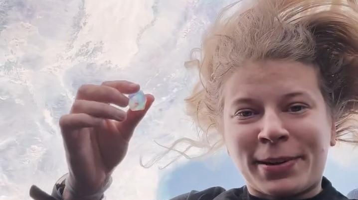 Rabea Rogge nello spazio con un D20 in mano