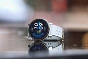L'IA conquista anche smartwatch e auricolari: mercato da 1.000 miliardi di dollari entro il 2032