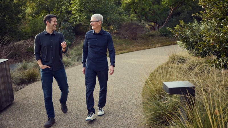 John Ternus e Tim Cook