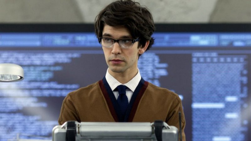 Ben Whishaw in una scena di No Time to Die