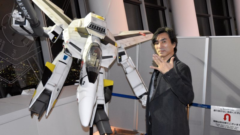 Shoji Kawamori con un Variable Fighter di Macross