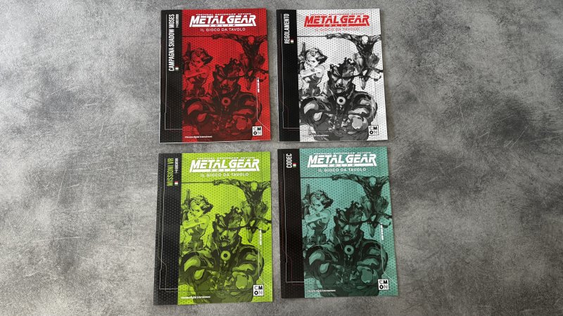 Per scoprire ogni anfratto di Metal Gear Solid: il Gioco da Tavolo, sappiate che dovrete leggere ben quattro (piccoli) manuali