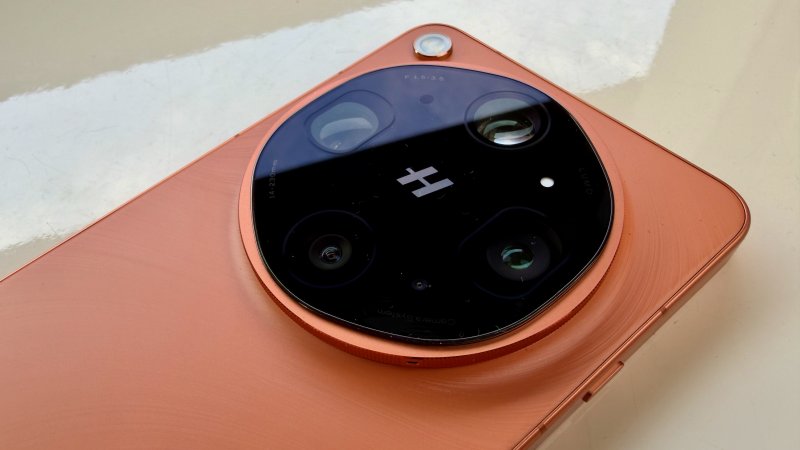 Il modulo fotocamere posteriore di OPPO Find X9 Ultra conta su ben cinque sensori