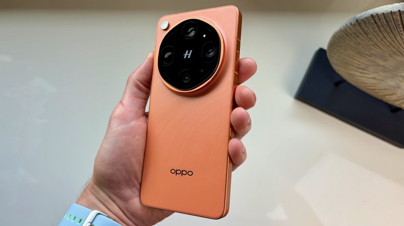 OPPO Find X9 Ultra nella colorazione Canyon Orange