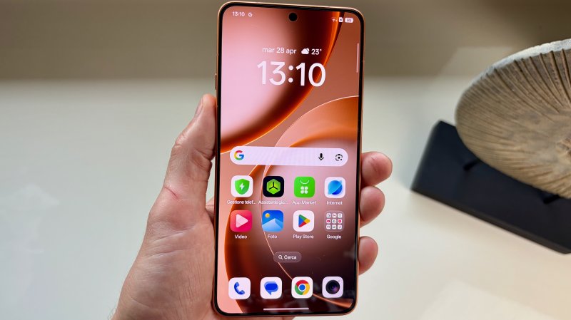 Le dimensioni di OPPO Find X9 Ultra sono decisamente importanti