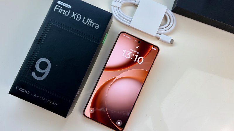 Come per tutti i flagship, la dotazione di accessori di OPPO Find X9 Ultra è ridotta all'osso