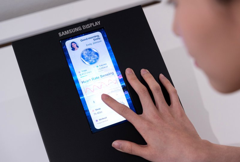 Il Sensor OLED Display di Samsung Display ad alta risoluzione (500 PPI) presentato al SID 2026, in grado di misurare informazioni biometriche come il flusso sanguigno al tocco