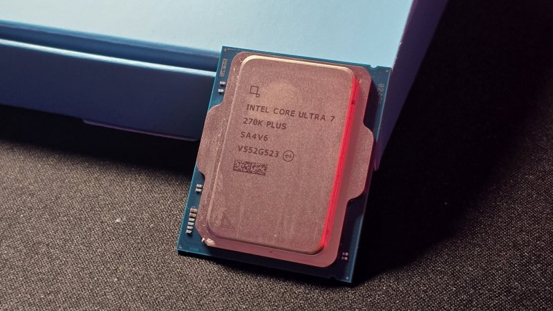 Intel Core Ultra 7 270K Plus porta in dote una NPU con una potenza massima di 13 TOPS